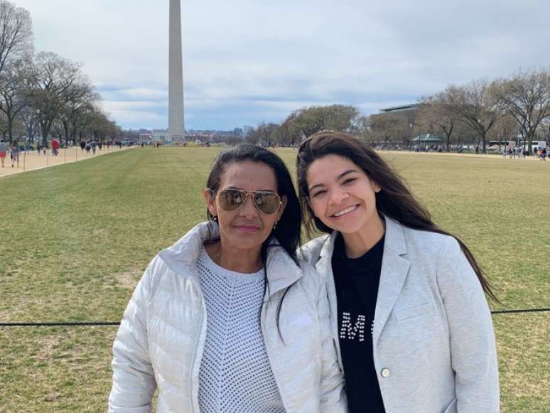 Mãe e filha em viagem juntas; Thays mora na Holanda e Edina em Pernambuco