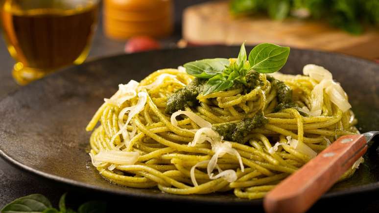 Macarronada ao molho pesto – Foto: Shutterstock