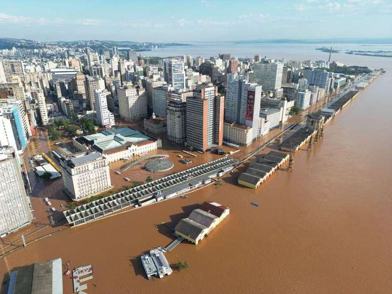 Diversos bairros de Portos Alegre ficaram alagados