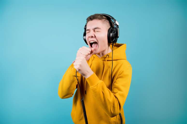 O engrossamento da voz tem a ver com as alterações hormonais da adolescência