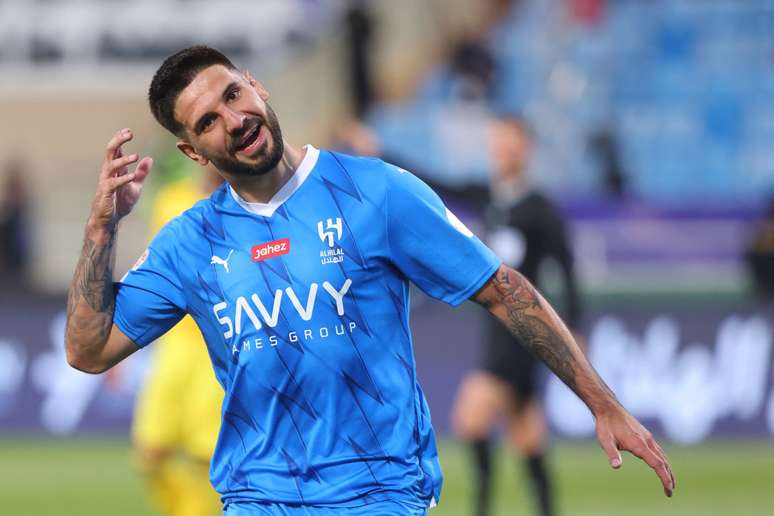 Mitrovic comemora um de seus gols no jogo entre Al-Hilal e Al-Hazm 