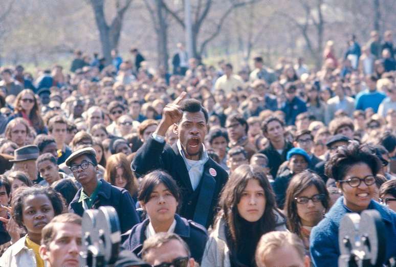 Uma multidão protesta em 5 de abril de 1968, em Nova York, contra o assassinato do líder Martin Luther King Jr.