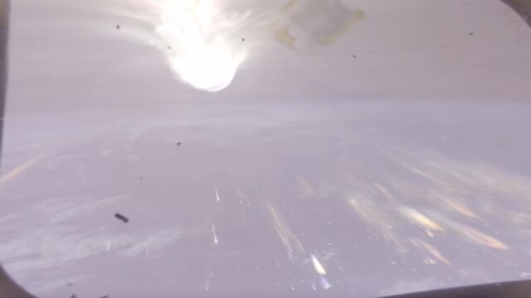 Pedaços de material perdido durante a reentrada da Orion (Imagem: Reprodução/NASA)