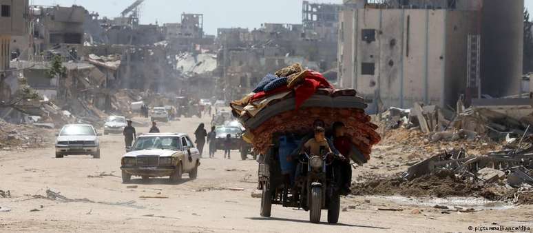 Palestinos abandonando Rafah