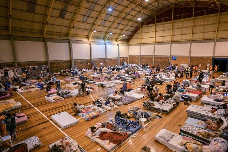 Ginásio virou abrigo em Porto Alegre