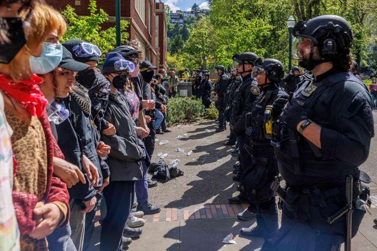 Estudantes da Universidade Estadual de Portland, em Oregon, confrontam a polícia