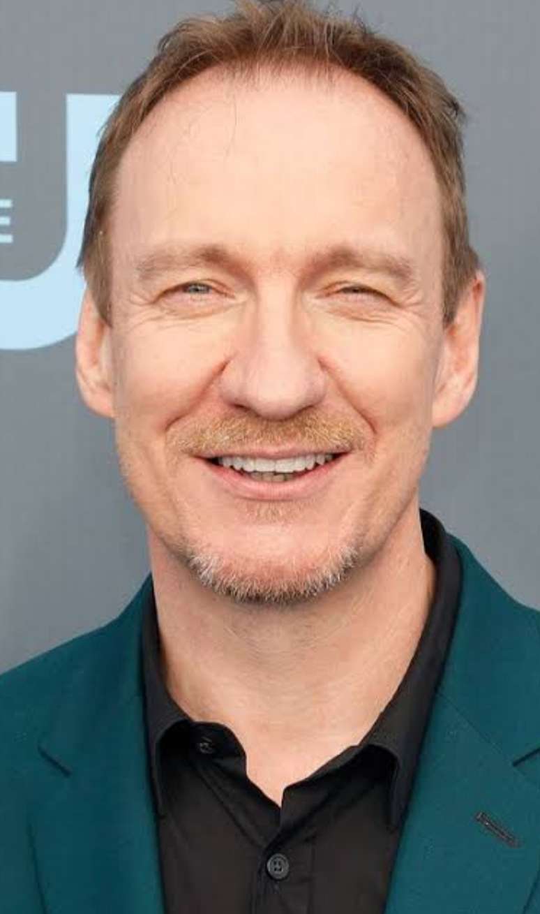 O ator David Thewlis é protagonista na nova série "Sherlock and Daughter", produzida pela CW. Na trama, o detetive mais famoso da história se vê envolvido numa investigação que põe em risco pessoas próximas, inclusive uma suposta filha.