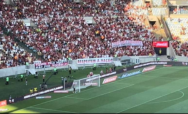 Torcida do Flamengo protestando no Maracanã. 