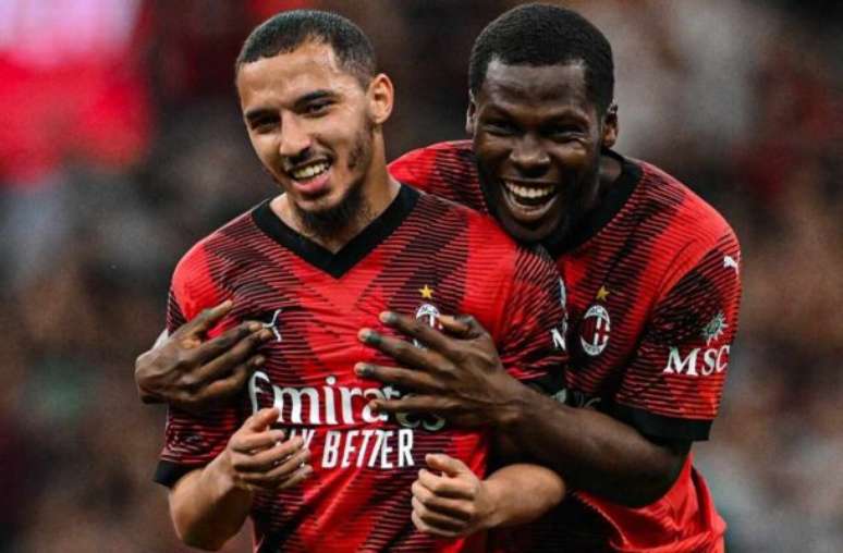 Divulgação/Milan - Legenda: Jogadores do Milan comemoram um dos gols da vitória por 5 a 1 sobre a Cagliari -