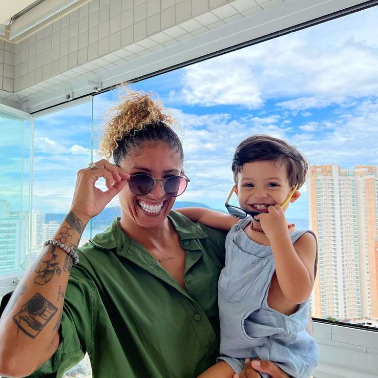 Cristiane Rozeira brincando com seu filho