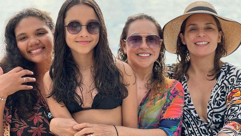 Daniela Mercury com suas filhas