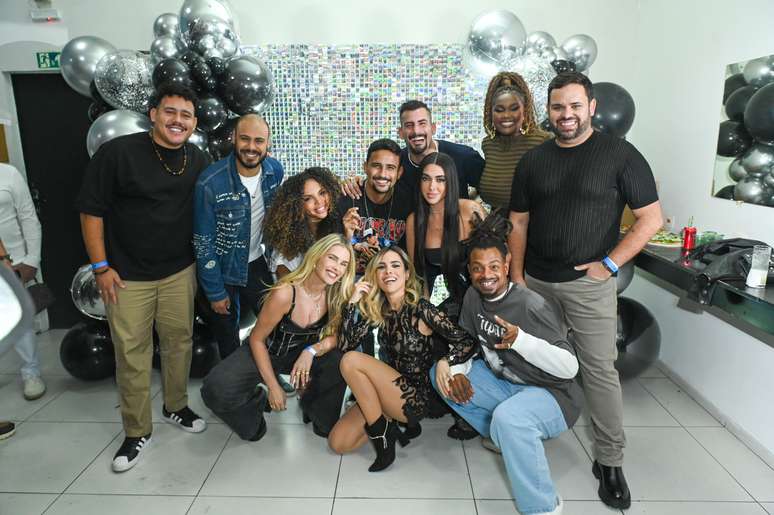 Wanessa Camargo poses with her BBB24 buddies