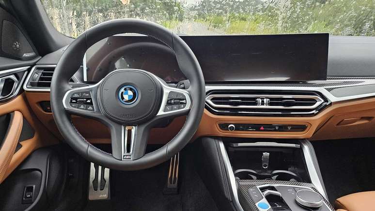 BMW i4 M50 é um sedan elétrico recheado de tecnologias (Imagem: Paulo Amaral/Canaltech)