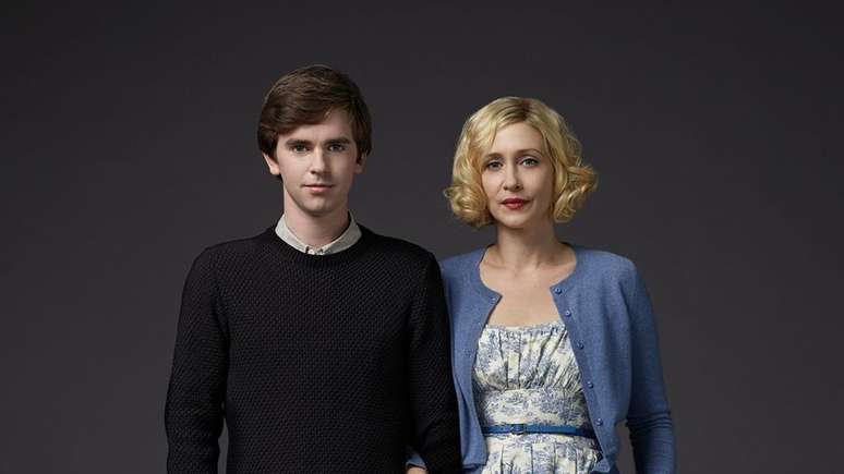 A complexa Norma Bates de Bates Motel, ao lado de seu filho Norman (Imagem: Divulgação/A&E)