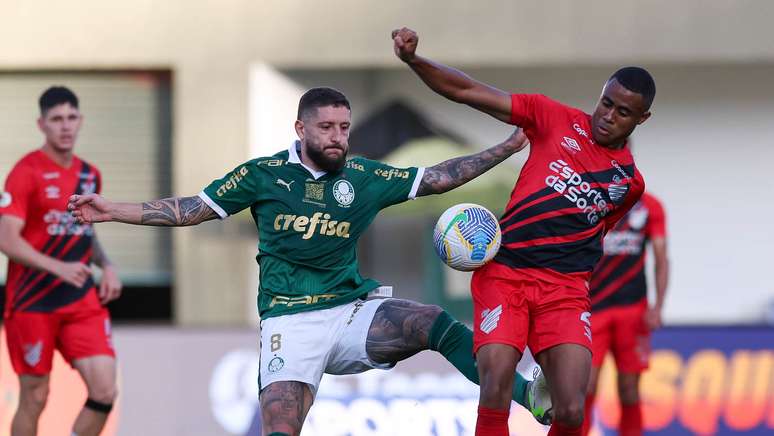 Disputa de bola durante o confronto entre Palmeiras e Athletico. 