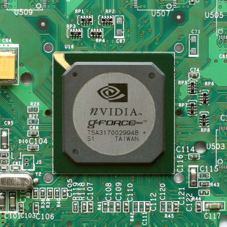 Chip NV10 das primeiras GPUs NVIDIA GeForce 256. (Imagem: Konstantin Lanzet via Wikimedia / Reprodução)