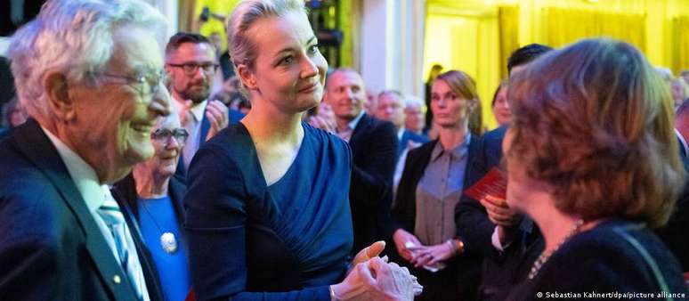 Yulia Navalnaya (c.) recebeu em Dresden o Prêmio da Paz, em nome do marido morto