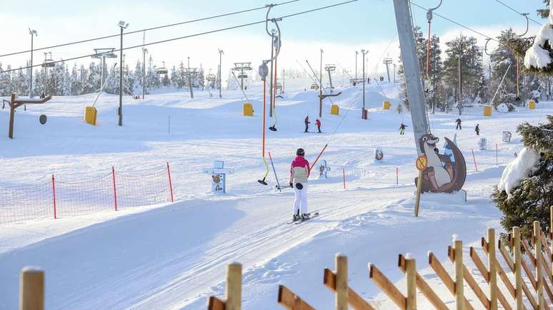 À medida que os invernos esquentam e a neve se torna menos previsível, as estações de esqui precisam criar novas maneiras de conservar a neve