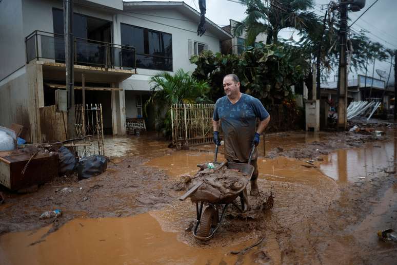 Casiano Baldasso limpa a sua casa após enchente no Rio Grande do Sul 