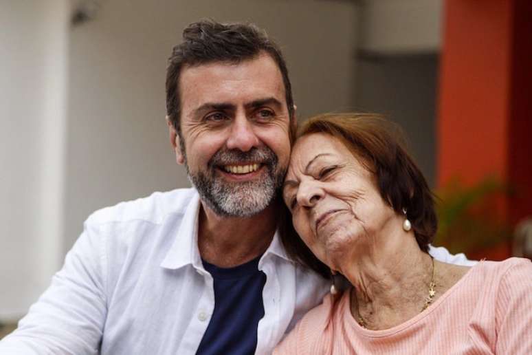 O presidente da Embratur, Marcelo Freixo, e a mãe dele, dona Alenice. Foto foi publicada no perfil no X (antigo Twitter) do ex-deputado em comemoração ao Dia das Mães.