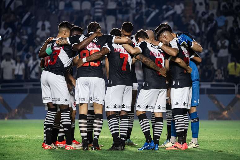 Vasco vence o Vitória por 2 a 1 em São Januário.