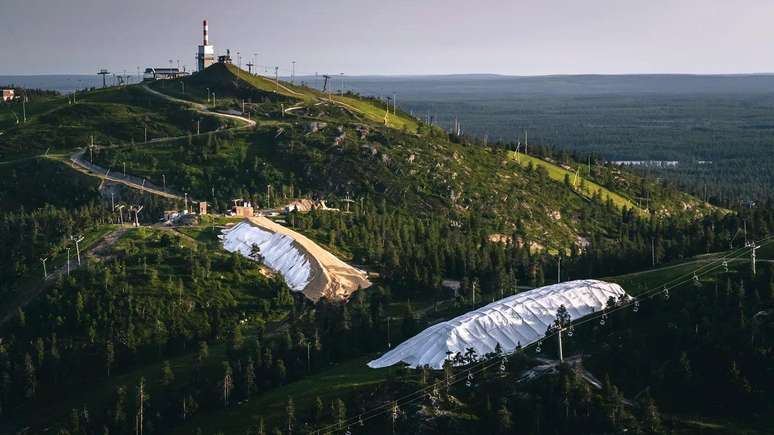 As 'mantas' de poliestireno impedem que a neve derreta quando a temperatura sobe durante o verão