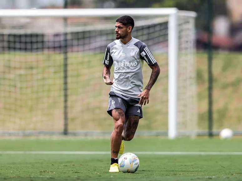 Rubens treina com bola. 