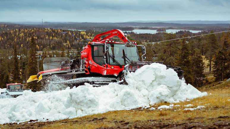 Máquina colocando neve em encosta