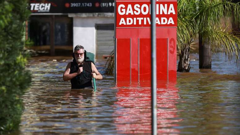 Os patógenos presentes na água podem atravessar a pele e mucosas ou entrar no organismo pela ingestão de líquidos contaminados