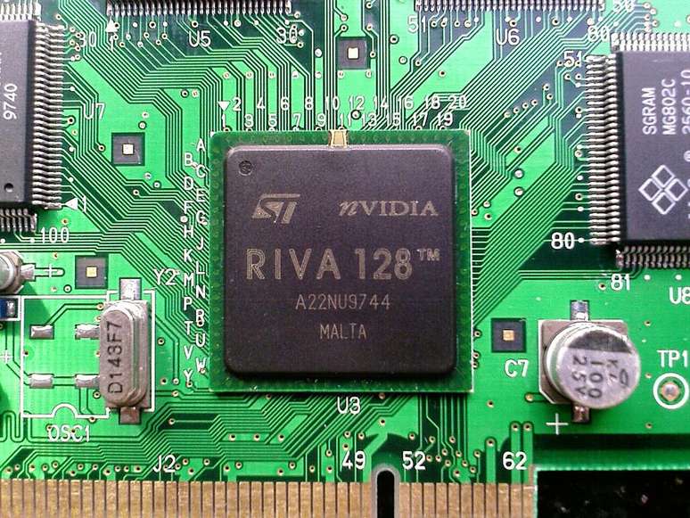 Placas RIVA TNT 128 deram pontapé inicial na história de sucesso da NVIDIA.(Imagem: Hyins via Wikimedia / Reprodução)