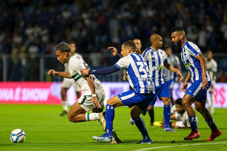 Coxa criou pelo menos quatro boas chances de gol contra o Avaí.