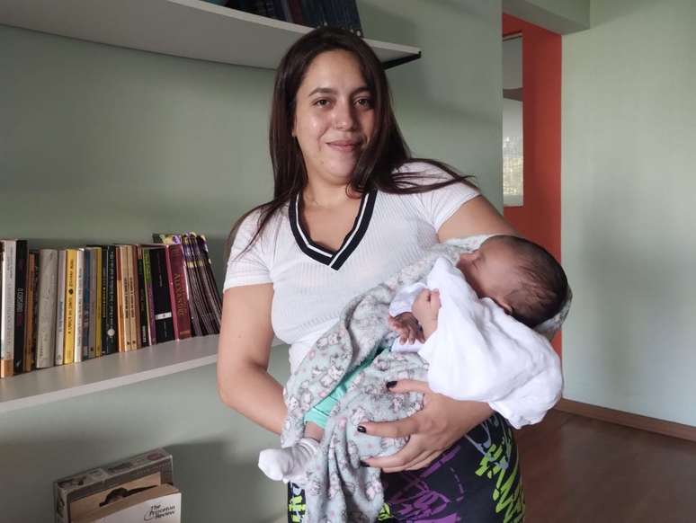 Ariane de Freitas Pereira, 25 anos, está “devorando” os livros do Amparo Maternal. “A vida é conhecimento”