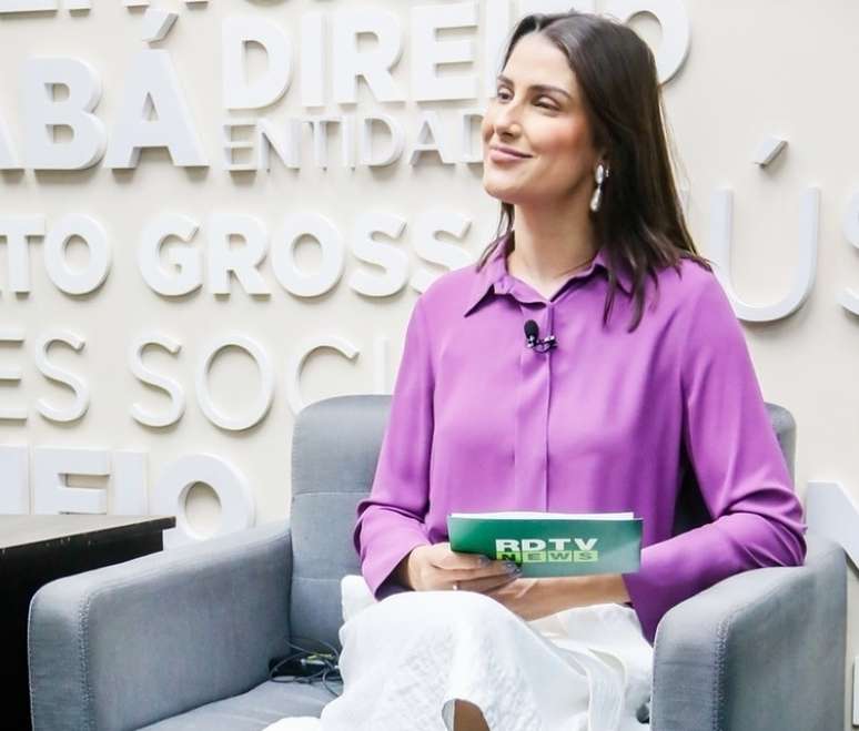 Poliana Mazzo no estúdio da RDTV: apresentadora aborda assuntos relevantes aos mato-grossenses