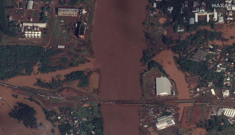 Uma imagem de satélite mostra a área em torno de uma ponte rodoviária sobre o Rio Taquari em Estrela (RS) após as enchentes (5 de maio de 2024)