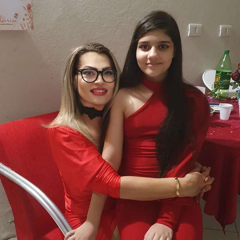 Nicole Cae  com sua filha, Amadyla Vitória