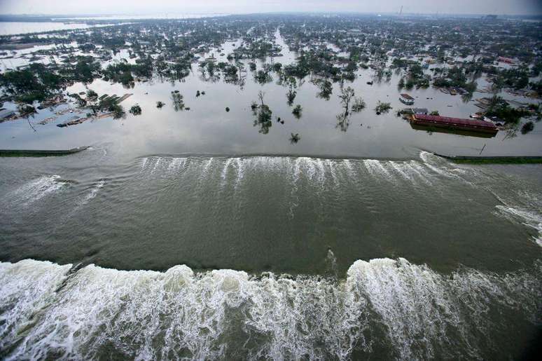 Diques se romperam, provocando inundação que destruiu bairros inteiros em Nova Orleans