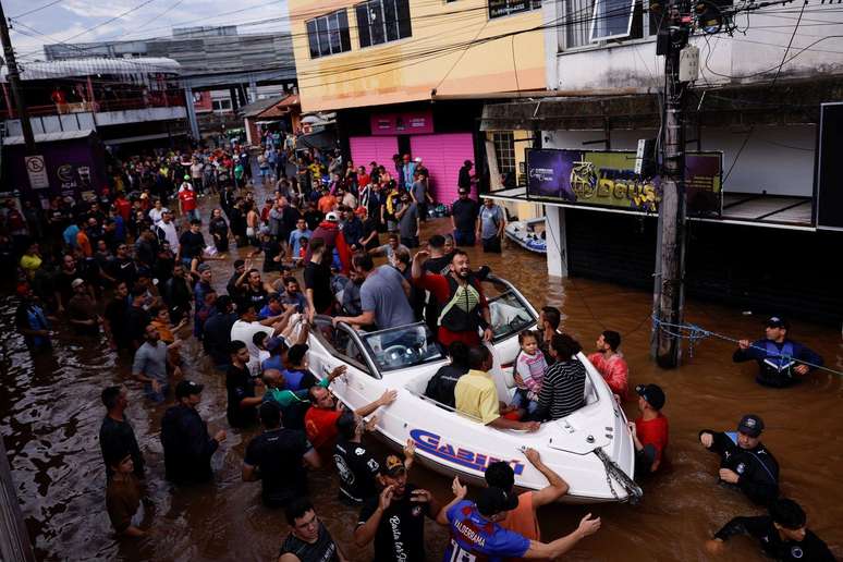 A cidade de Canoas, na região metropolitana de Porto Alegre, foi fortemente afetada, com centenas de pessoas ficando ilhadas