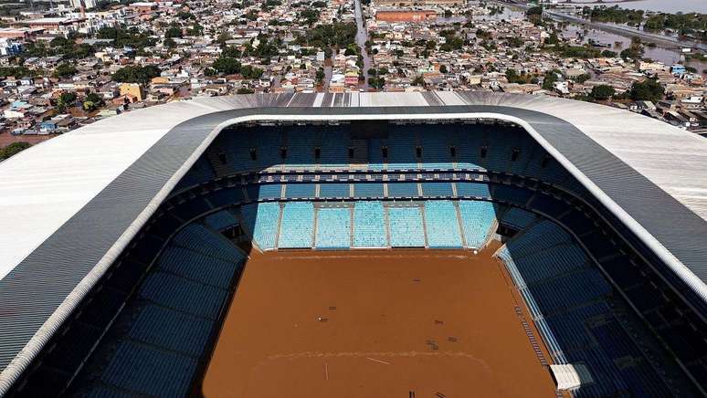Diversos estádios tiveram os campos alagados e ficam inutilizados, incluindo a Arena Grêmio, em Porto Alegre