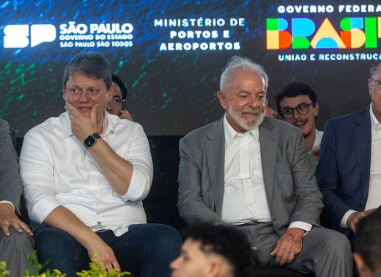 O governo de São Paulo, Tarcísio de Freitas, e o presidente Lula em evento em fevereiro
