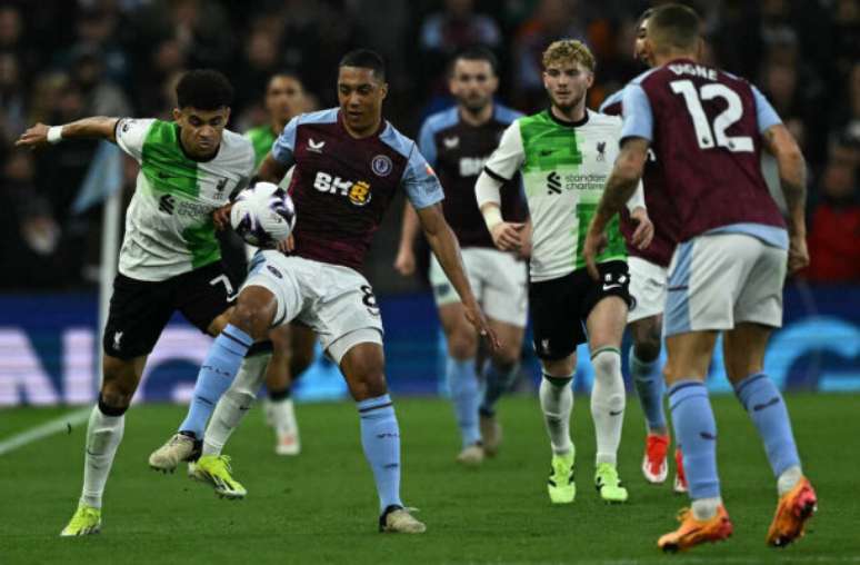 Ben Stanstal/AFP via Getty Images - Legenda: Gakpo (o maior, ao centro) é celebrado após fazer o segundo gol do Liverpool