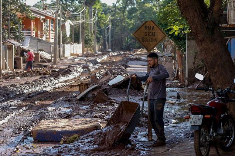 A cidade de Cruzeiro do Sul foi bastante afetada e o trabalho de limpeza (foto) foi interrompido pelo retorno da chuva
