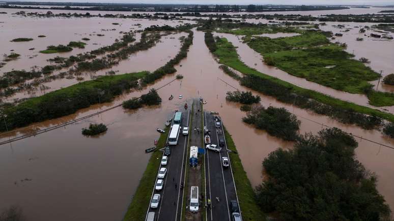 O rio Jucuí, na área Metropolitana de Porto Alegre, engoliu a estrada