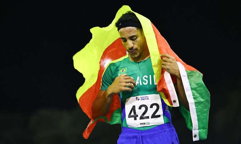 Almir Júnior comemora a medalha de ouro no Ibero-Americano com a bandeira do Rio Grande do Sul