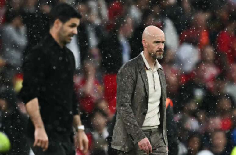 Paul Ellis/AFP via Getty Images - Legenda: Forte chuva afetou a partida entre United e Arsenal em Old Trafford -