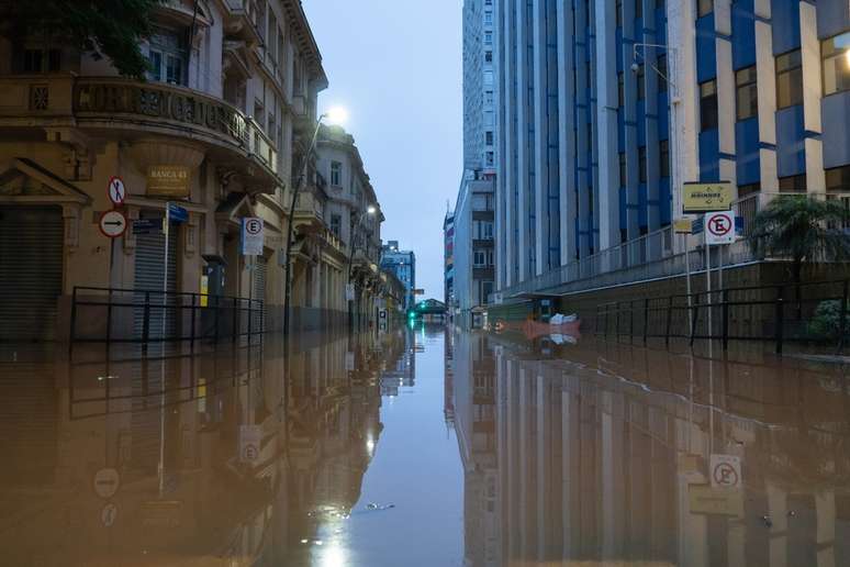 Rua de Porto Alegre alagada.