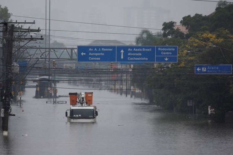 Inundações em Porto Alegre fecharam algumas das principais rotas da cidade