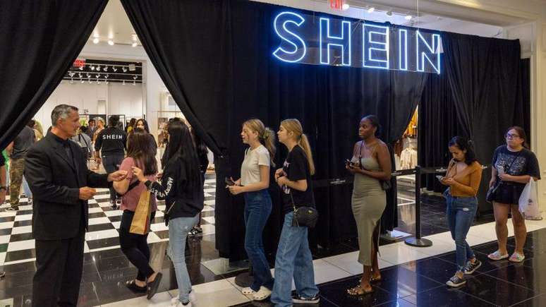 O C&oacute;digo de Conduta da Shein para seus fornecedores afirma que os trabalhadores n&atilde;o devem trabalhar mais de 60 horas por semana, incluindo horas extras