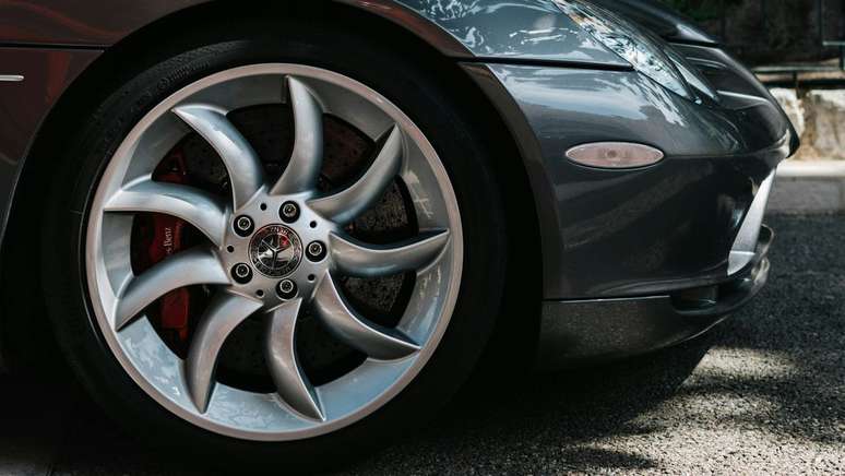 Freios do Mercedes-Benz SLR McLaren são de carbono-cerâmica, e custam uma fortuna (Imagem: Flavien-ceDGwdp0Cbw/Unsplash)