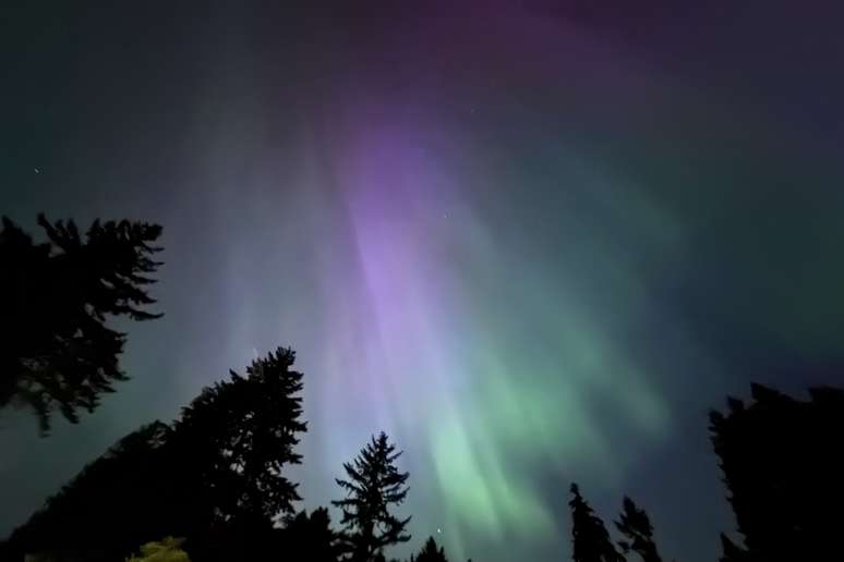 Aurora boreal vista em Seattle, Washington (EUA)