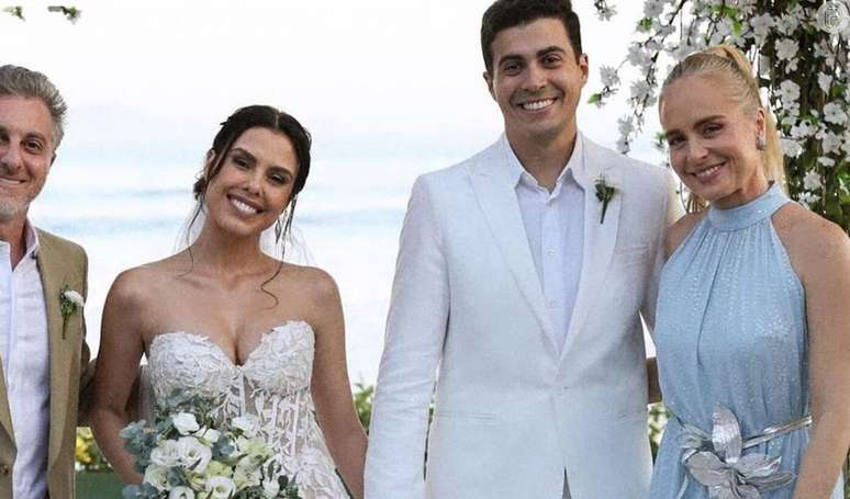 Angélica aposta em vestido azul bebê longo para casamento do sobrinho.